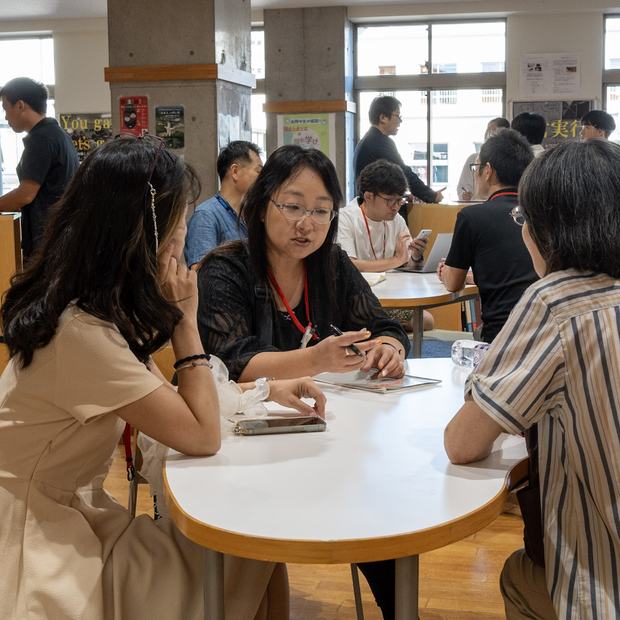 参加者同士がテーブルで話している様子