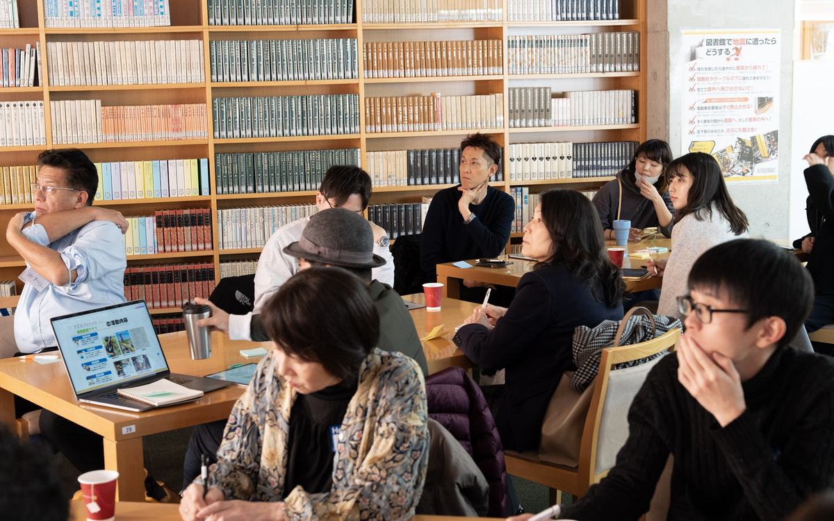 校舎の一室に集まって話す参加者たち