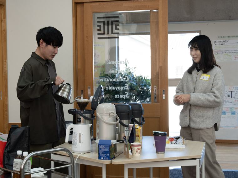 コーヒースタンドで話す参加者