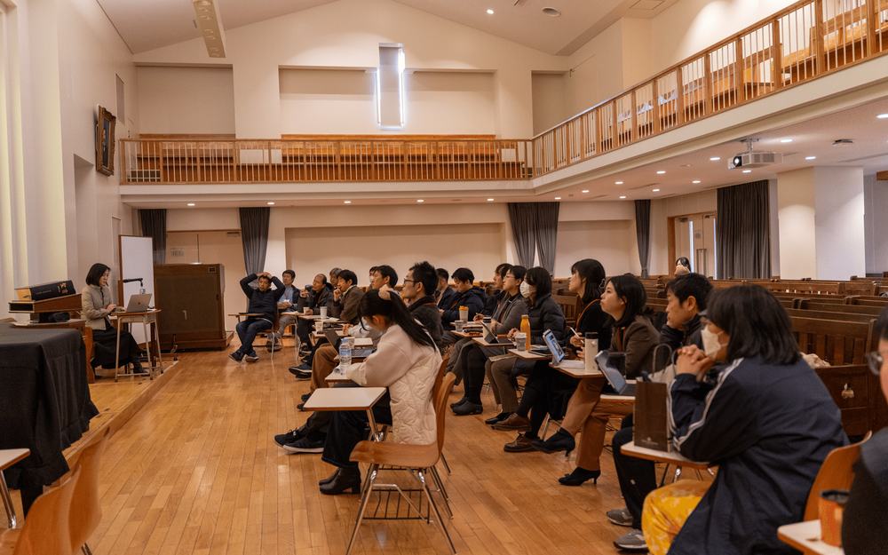 同志社中学校の礼拝堂に集まる参加者