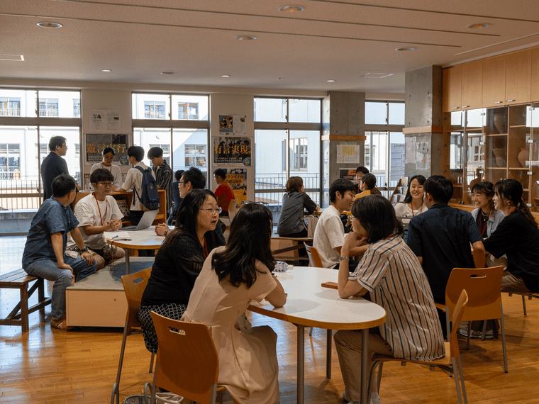 立場のちがう参加者同士が話している様子