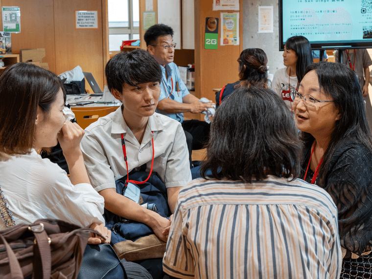 大人同士が話し込んでいる様子